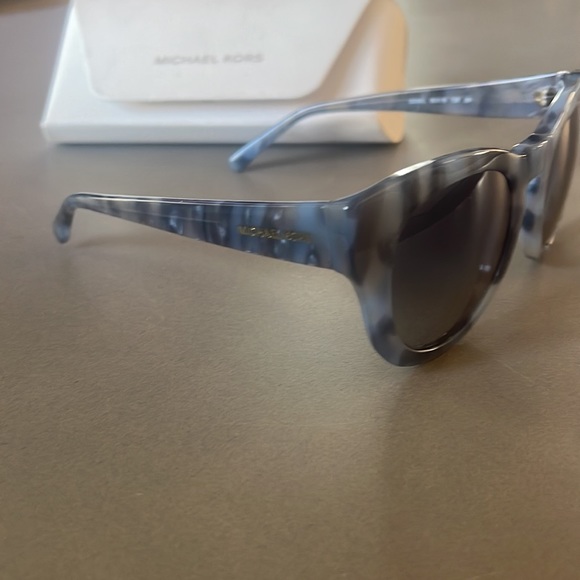 Brand new Michael Sunglasses. Never worn comes with case plus - Picture 5 of 10